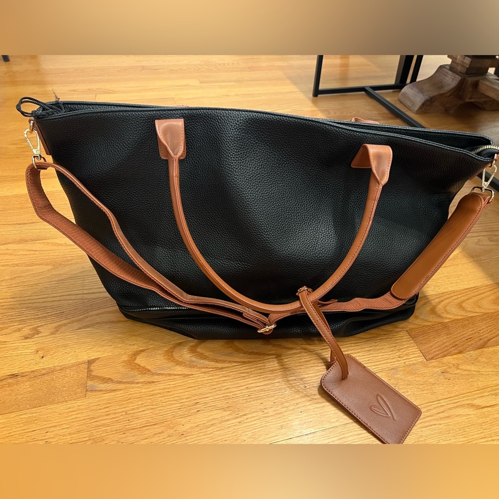 - Lulu’s large travel tote bag luggage